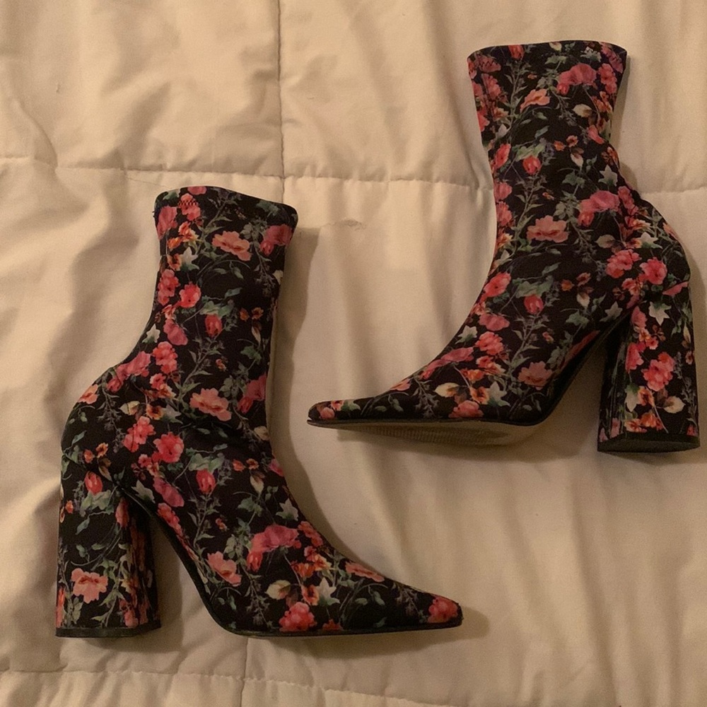 Steve Madden - Lombard size 6.5 - Featuring a pointed toe and covered heel